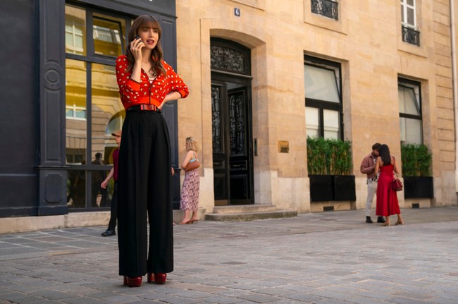 Seluruh mata tentu akan tertuju pada karakter utama, Emily Cooper, yang dilakoni oleh aktris Lily Collins. Busana Emily masih keluaran merek-merek fashion ternama, tapi kali ini tim kostum Emily in Paris memberi sentuhan berbeda. (Foto: Dok. Netflix)