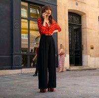 Seluruh mata tentu akan tertuju pada karakter utama, Emily Cooper, yang dilakoni oleh aktris Lily Collins. Busana Emily masih keluaran merek-merek fashion ternama, tapi kali ini tim kostum Emily in Paris memberi sentuhan berbeda. (Foto: Dok. Netflix)