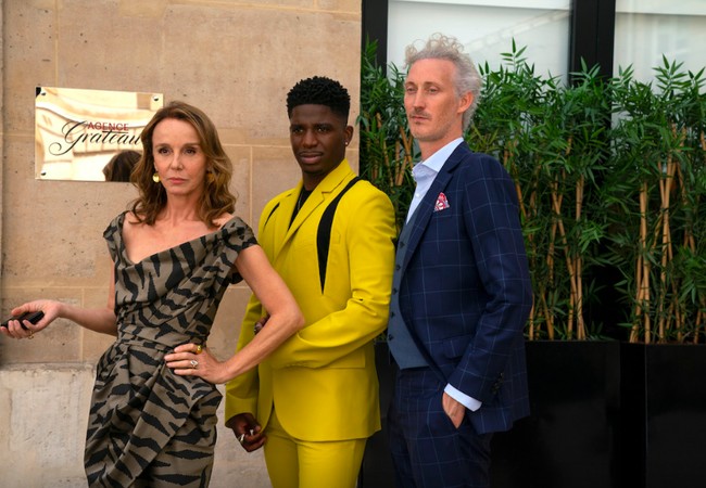 Aktor William Abadie mengatakan, desainer kostum Marylin Fitoussi dan timnya ingin mengangkat karya deretan desainer baru. Kami benar-benar meluangkan waktu di fitting room dan Marylin menyampaikan keinginannya untuk menyertakan desainer baru di musim ini, kata William. (Foto: Dok. Netflix)