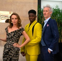 Aktor William Abadie mengatakan, desainer kostum Marylin Fitoussi dan timnya ingin mengangkat karya deretan desainer baru. Kami benar-benar meluangkan waktu di fitting room dan Marylin menyampaikan keinginannya untuk menyertakan desainer baru di musim ini, kata William. (Foto: Dok. Netflix)