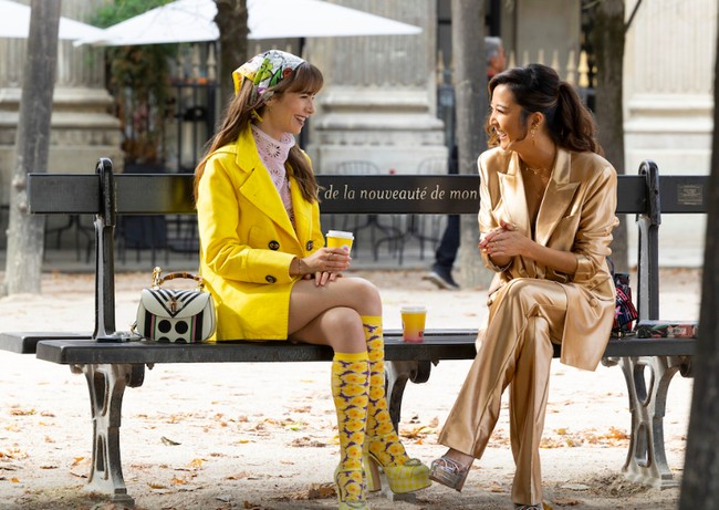 Tak melulu pakai busana keluaran label dunia, pilihan kostum untuk musim ini juga datang dari hasil perburuan barang-barang bekas alias thrifting. Ada saatnya memakai baju mewah karya desainer ternama, lalu desainer baru, kemudian baju hasil perburuan di toko thrift, serta barang-barang anting dan vintage. Itu memberi unsur keberagaman dalam hal fashion di serial ini, tambah Willliam. (Foto: Dok. Netflix)