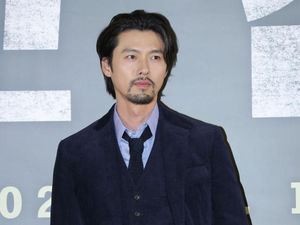 8 Foto Hyun Bin Tampil Brewokan Setelah Jadi Ayah dari Anak Son Ye Jin