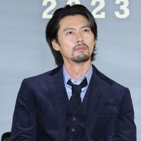 “Aduhhh.. Yejin cantik banget lakinya juga modelan begini.. Sempurna bgt,” “aura ke bpk bpk an nya semakin nampak,” “Allahu anaknya kaget ga yaa, kek bapak w cakeep bgt njir,” komentar sejumlah warganet setelah melihat penampilan Hyun Bin. Foto: Getty Images