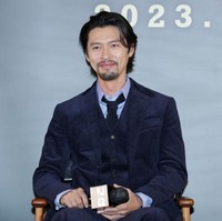 Penampilan Hyun Bin sontak membuat penggemar pangling. Pasalnya ayah satu anak itu menumbuhkan brewok dan punya rambut gondrong. Bila selama ini tampil klimis, kini Hyun Bin terliha kebapakan. Foto: Getty Images