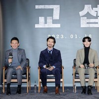 Hyun Bin tampil perdana di hadapan publik setelah menjadi seorang ayah. Pada Selasa (20/12/2022), suami Son Ye Jin itu menghadiri konferensi pers film terbarunya The Pont Men di Megabox Seongsu, Seoul. Foto: Getty Images