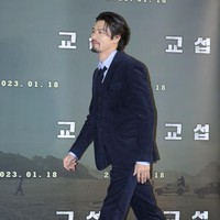 Aktor 40 tahun itu merasakan beban sebagai kepala keluarga. Namun Hyun Bin ingin menunjukkan imej yang baik sebagai seorang ayah untuk keluarga kecilnya. Foto: Getty Images