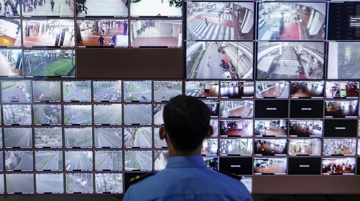 Ini Ruangan Canggih buat Pantau Pergerakan Penumpang dan Pesawat Petugas melakukan pemantuan CCTV angkutan Natal dan Tahun Baru di Posko Terpadu Natal dan Tahun Baru di Bandara Internasional Soekarno Hatta, Tangerang, Banten, Selasa (20/12/2022). PT Angkasa Pura II (Persero) mengaktifkan posko monitoring Natal dan tahun baru mulai 19 Desember 2022 hingga 3 Januari 2023 guna memastikan aspek keamanan, keselamatan, pelayanan dan kesehatan penumpang pesawat sekaligus untuk melihat tren lalu lintas penerbangan dalam upaya memitigasi kondisi yang dapat mengganggu pelayanan operasional bandara. ANTARA FOTO/Fauzan/aww.