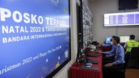 Petugas melakukan pemantuan CCTV angkutan Natal dan Tahun Baru di Posko Terpadu Natal dan Tahun Baru di Bandara Internasional Soekarno Hatta, Tangerang, Banten, Selasa (20/12/2022).  