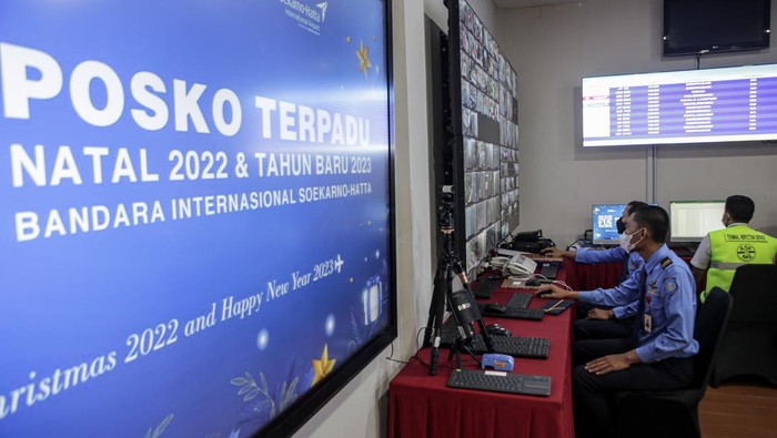 Petugas melakukan pemantuan CCTV angkutan Natal dan Tahun Baru di Posko Terpadu Natal dan Tahun Baru di Bandara Internasional Soekarno Hatta, Tangerang, Banten, Selasa (20/12/2022). PT Angkasa Pura II (Persero) mengaktifkan posko monitoring Natal dan tahun baru mulai 19 Desember 2022 hingga 3 Januari 2023 guna memastikan aspek keamanan, keselamatan, pelayanan dan kesehatan penumpang pesawat sekaligus untuk melihat tren lalu lintas penerbangan dalam upaya memitigasi kondisi yang dapat mengganggu pelayanan operasional bandara. ANTARA FOTO/Fauzan/aww.