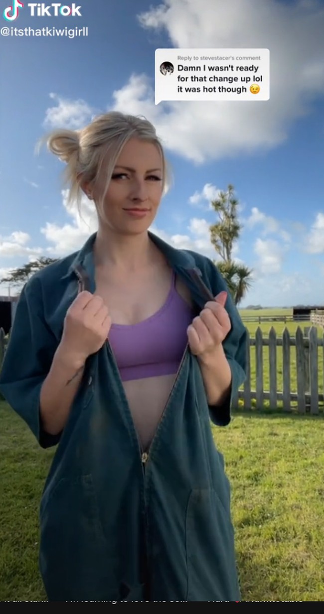 Petani sebenarnya tidak pakai makeup, Dia hanya petani untuk kamera, Siapa yang memerah susu sapi pakai bikini? tulis netizen. Foto: TikTok itsthatkiwigirll