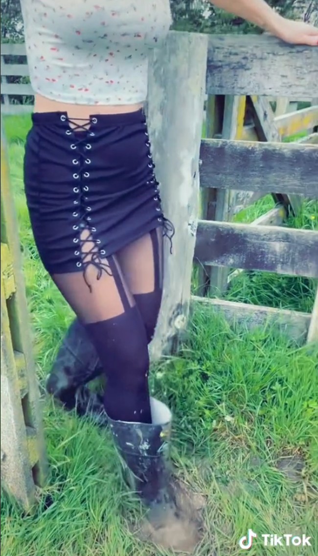 Selagi berpenampilan cantik, wanita itu kerap menunjukkan kesehariannya bekerja sebagai petani dan pemerah susu. Dalam video ini, ia memperlihatkan bagaimana sepatunya sering terjebak di lumpur.Foto: TikTok itsthatkiwigirll