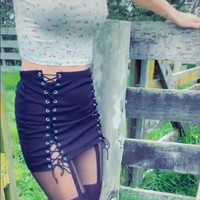 Selagi berpenampilan cantik, wanita itu kerap menunjukkan kesehariannya bekerja sebagai petani dan pemerah susu. Dalam video ini, ia memperlihatkan bagaimana sepatunya sering terjebak di lumpur.Foto: TikTok itsthatkiwigirll