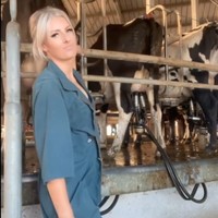 Ia bicara mengenai sulitnya menjadi petani. Aku berharap kepemilikan ladang masih memungkinkan tanpa memiliki traktor. Tapi aku paling suka traktor-traktor lama, tulisnya.Foto: TikTok itsthatkiwigirll