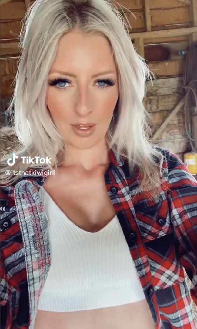 Seorang wanita yang bekerja sebagai petani dan peternak jadi viral di TikTok. Pemilik akun @itsthatkiwigirll tersebut sering menampilkan gaya cantiknya ketika bekerja.Foto: TikTok itsthatkiwigirll