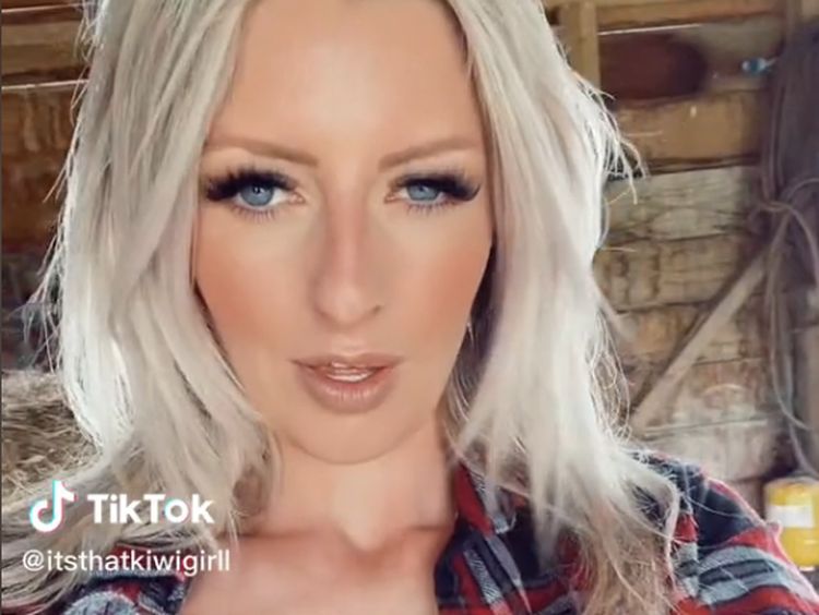 8 Foto Petani Cantik yang Dikritik Netizen karena Makeup-nya Dianggap Menor