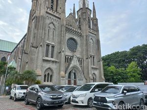 Melihat Persiapan Gereja Katedral Jakarta Sambut Perayaan Natal