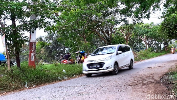 Jalan Nasional Pantura di Karawang yang rusak.