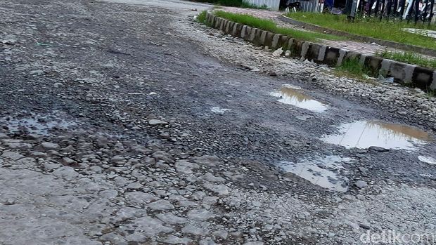 Jalan Nasional Pantura di Karawang yang rusak.