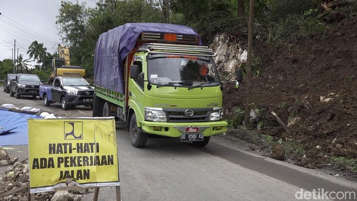 Jalan Poros Enrekang-Toraja, Sulsel.
