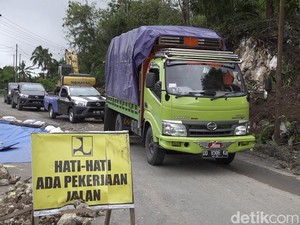 Lalin Jalan Poros Enrekang-Toraja Macet hingga 3 Km Akibat Longsor