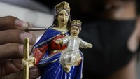 Menjelang Hari Raya Natal, pemesanan patung rohani ini meningkat hingga 50 persen dari hari biasa.