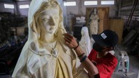 Patung ini terbuat dari bahan fiber resin.