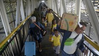 Jumlah keberangkatan dan kepulangan penumpang yang menggunakan angkutan laut di Pelabuhan Sukarno Hatta pada H-4 Natal dan Tahun Baru 2023, sebanyak 227.501.