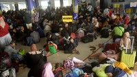 Sejumlah calon penumpang menunggu jadwal keberangkatan di Pelabuhan Sukarno Hatta, Makassar, Sulawesi Selatan, Rabu (21/12/2022).