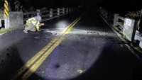 Kepolisian setempat menutup sementara jembatan yang membentang di atas Sungai Eel menuju Ferndale. (Caltrans District 1/AP)