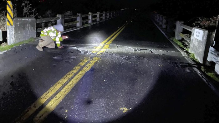 Jembatan Rusak Akibat Gempa di California Gempa M 6,4 juga mengakibatkan jembatan rusak di California, Selasa (20/12) waktu setempat. Kepolisian setempat pun terpaksa menuntup jembatan tersebut.