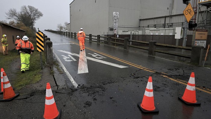 Jembatan Rusak Akibat Gempa di California Gempa M 6,4 juga mengakibatkan jembatan rusak di California, Selasa (20/12) waktu setempat. Kepolisian setempat pun terpaksa menuntup jembatan tersebut.