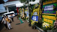 Karangan bunga berjejer di Kementerian ESDM. 