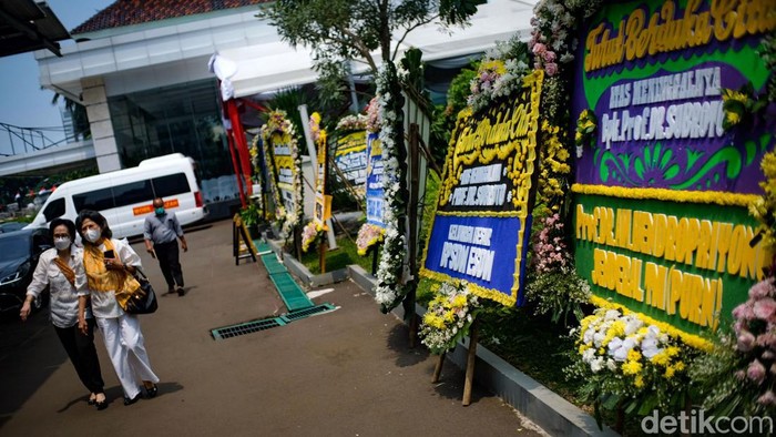 Jenazah Subroto Disemayamkan di Kementerian ESDM Jenazah eks Menteri Pertambangan dan Energi (kini ESDM) Prof Subroto disemayamkan di Kementerian ESDM. Para keluarga dan tamu takziah ke tempat persemayaman.