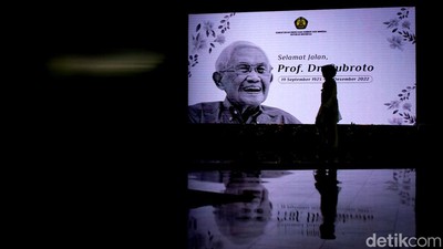 Jenazah Subroto Disemayamkan di Kementerian ESDM