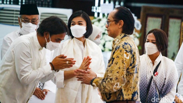 Jenazah eks Menteri Pertambangan dan Energi (kini ESDM) Prof Subroto disemayamkan di Kementerian ESDM. Para keluarga dan tamu takziah ke tempat persemayaman.