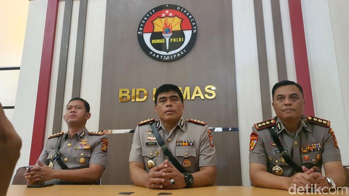 Kabid Humas Polda Riau Kombes Sunarto (tengah) didampingi Kabid Propam Kombes Setiawan dan Direktur Reskrimum Kombes Asep (Raja/detikSumut)