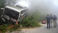 Diketahui bus tersebut bertabrakan dengan kendaraan lain yakni, kontainer.