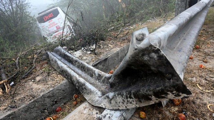 Kabut Tebal Picu Kecelakaan Bus di Tol Yamuna India, Satu Orang Tewas Kecelakaan antara bus dan kontainer di Jalan Tol Yamuna, India mengakibatkan satu orang tewas dan 15 orang luka parah. Kejadian itu akibat adanya kabut tebal.