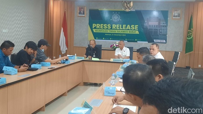 Kajati Sulbar Muhammad Naim saat konferensi pers laporan kinerja akhir tahun.