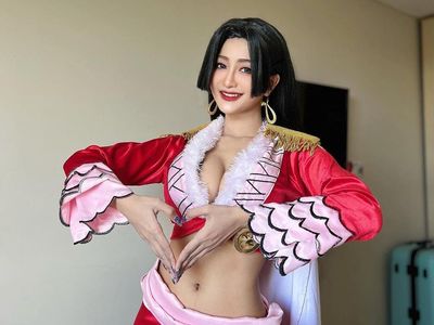 Kameaam Bikin Terbelalak Cosplay Jadi Boa Hancock dan Nami One Piece