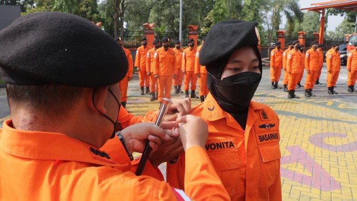 Kantor SAR Surabaya siagakan personel dan alat utama SAR