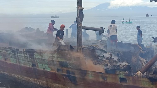 Kondisi kapal motor yang terbakar di Perairan Pengambengan Jembrana usai ditarik ke pinggir