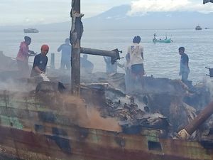 Polisi Selidiki Penyebab Terbakarnya 3 Kapal di Perairan Pengambengan