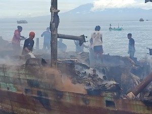 Dua Kapal Terbakar di Pengambengan Berhasil Ditarik ke Pinggir