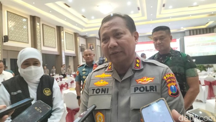 Kapolda Jatim Irjen Toni Hermanto didampingi Khofifah usai Rapat Pengamanan Nataru