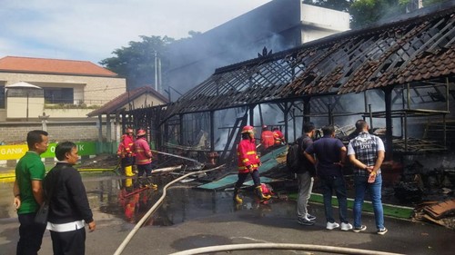 Kebakaran menimpa gudang peralatan kantor PT PLN UID Bali di Jalan Tantular Nomor 1, Kota Denpasar, Rabu (21/12/2022). (Dok. Polresta Denpasar)