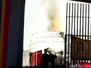 Truk Muat Sofa Hangus Terbakar Saat Bongkar Muatan di Toko Mebel Kediri
