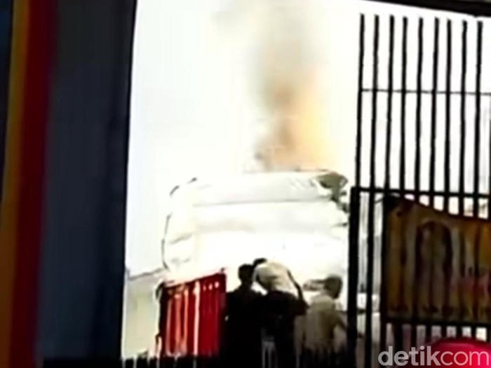 Kebakaran truk muat sofa di parkiran toko mebel Kediri