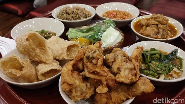 Khantok eini merupakan gaya bersantap tradisional khas Thailand Utara, dengan hidangan disajikan dalam piring rotan besar di atas meja bulat setinggi paha. Kalau di Indonesia seperti makan lesehan.
