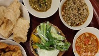 Ada berbagai macam sajian, seprti kerupuk kulit, lalapan, aneka macam sambal dan semuanya makanan berbahan daging ayam. Ada pula khantoke Thailand yang memiliki bahan dasar daging babi. 